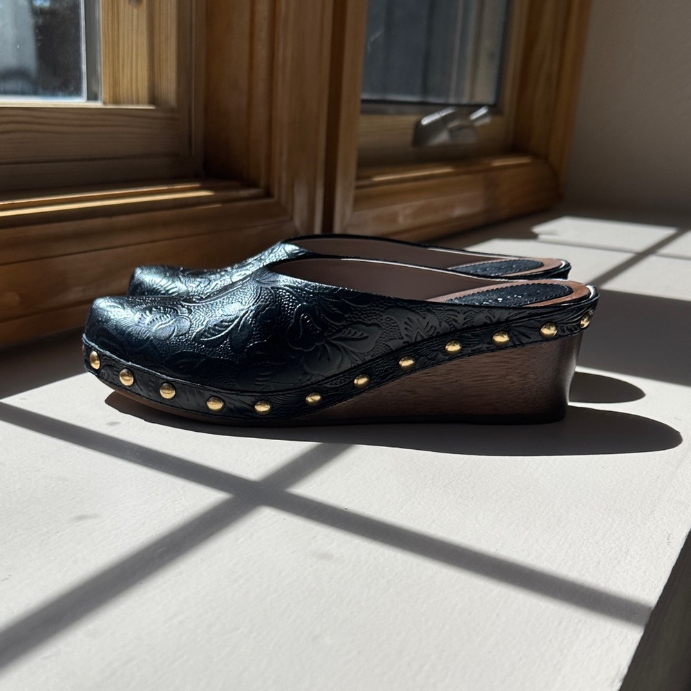 NWT FARM Rio Black Embossed Leather Wedge Clogs Size 6.5 NIB - Picture 4 of 9